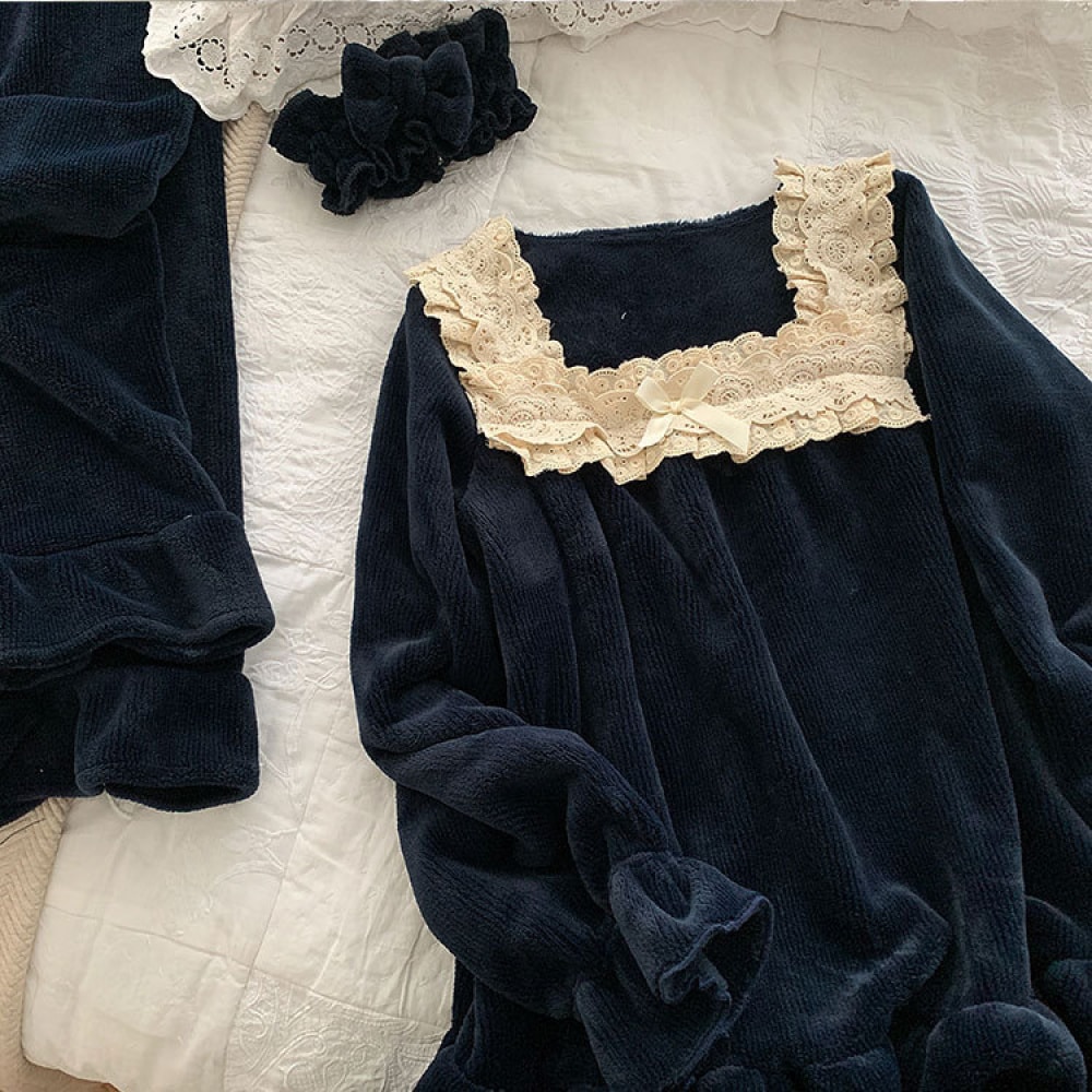 Set di pigiami vintage con pizzo nero sul letto