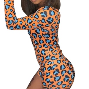 Tutina sexy con stampa leopardata per le donne, indossata da una donna