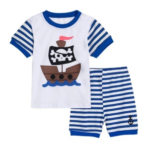 Maglietta e pantaloncini del pigiama blu e bianchi con disegno di nave pirata per ragazzi