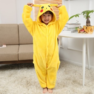 Costume da pigiama giallo pikachu per bambini indossato da un bambino piccolo