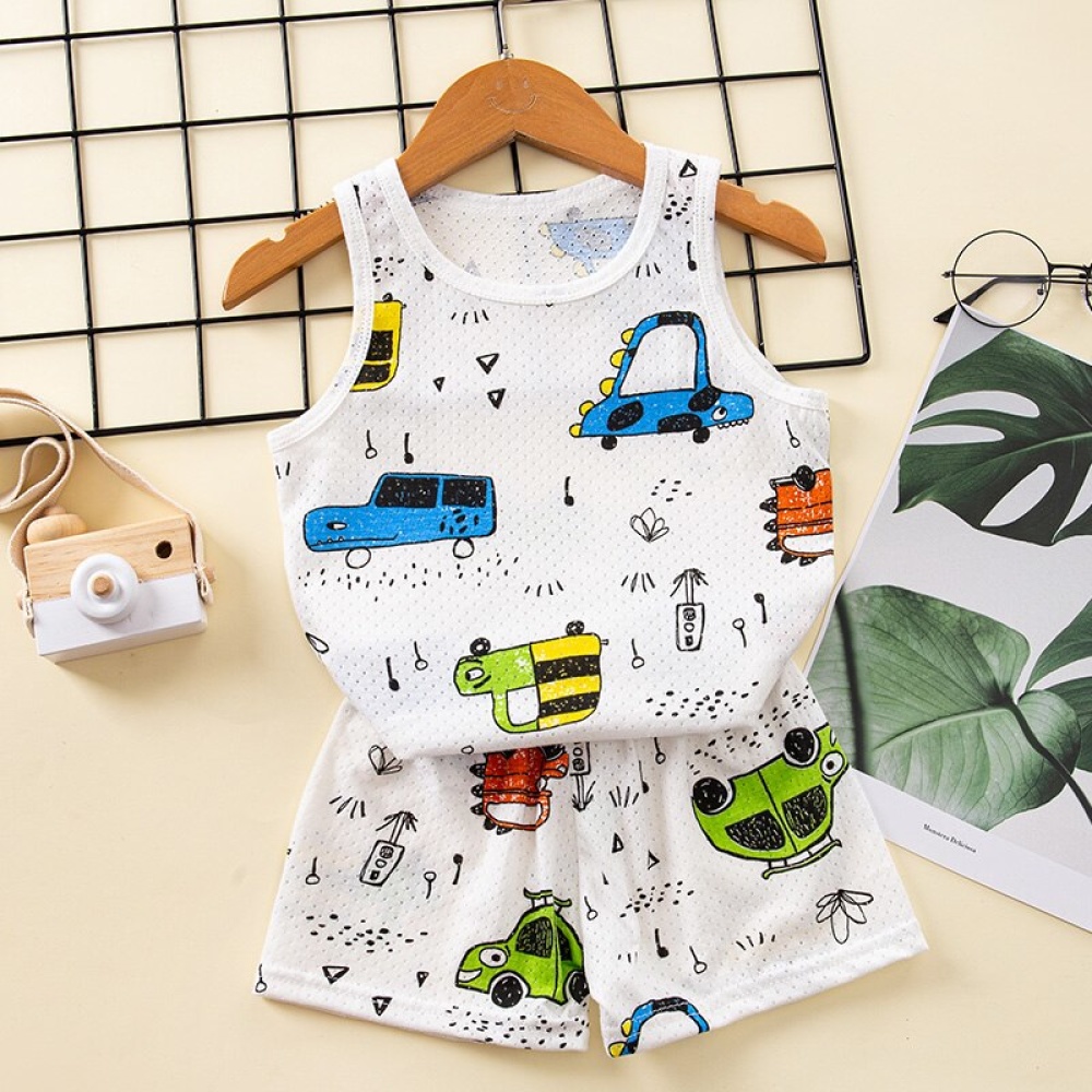Set di pigiami estivi per bambini bianchi alla moda con motivo di auto su una cintura