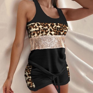Top e pantaloncini del pigiama alla moda con stampa leopardata nera per le donne