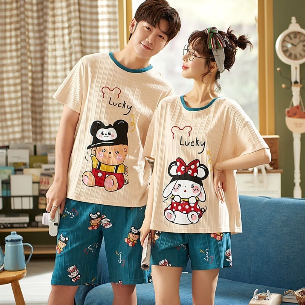 Maglietta e pantaloncini in cotone con motivo a cartoni animati indossati da una coppia alla moda in una casa