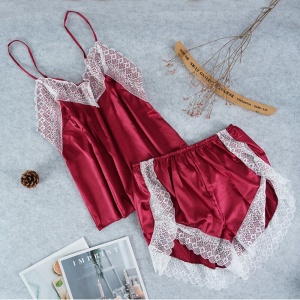 Sexy set pigiama senza maniche in raso rosso per donne alla moda con riviste sul lato