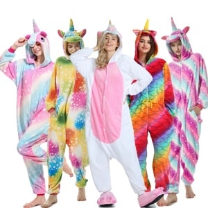 Pigiama con cappuccio in 3D con animali e unicorni per adulti in una varietà di colori, indossati da ragazze alla moda