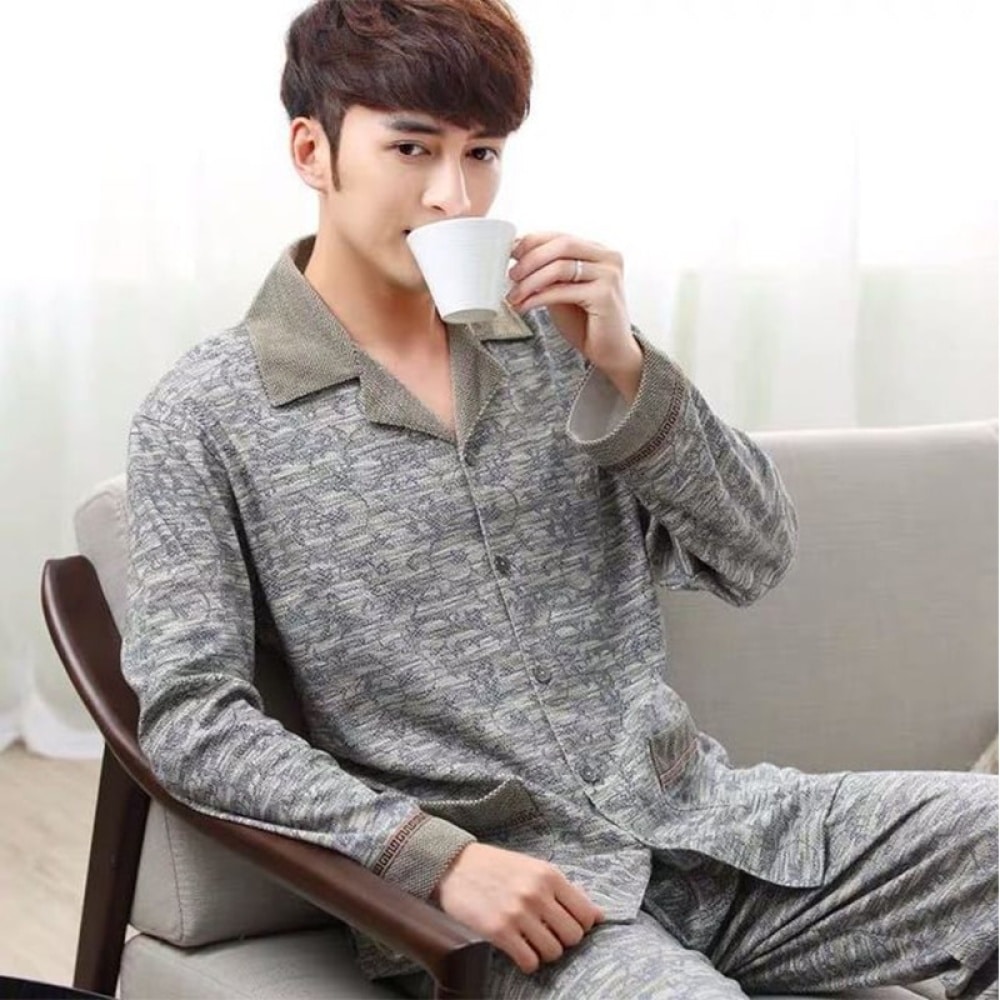 Pigiama da uomo in cotone kaki indossato da un uomo che beve il tè in una casa