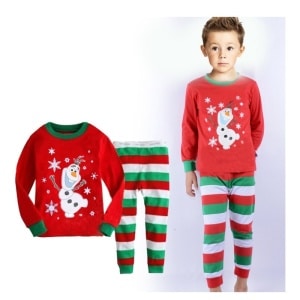 Pigiama natalizio con strisce e pupazzo di neve per bambini, indossato da un bambino alla moda