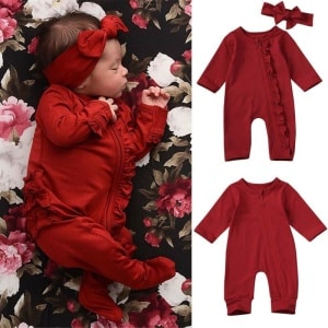 Pagliaccetto rosso natalizio per bambine e bambini da 0 a 18 mesi, molto alla moda, indossato da un bebè