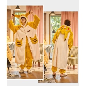 Pigiama di peluche Pikachu per uomo e donna indossato da un uomo molto alla moda in una casa