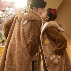 Pigiama di peluche di alta qualità di Little Mouse per uomo e donna, indossato da una coppia alla moda