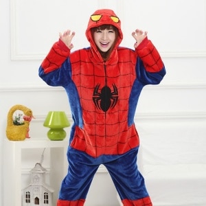 Il pigiama di Spider Man per adulti indossato da una donna in una casa