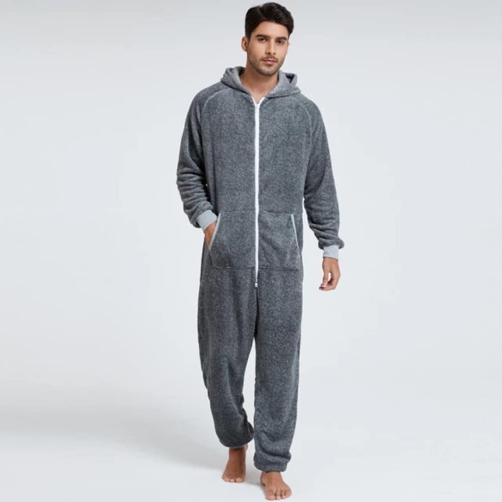 Un completo pigiama in pile grigio di altissima qualità, indossato da un uomo alla moda