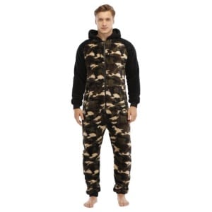 Un pigiama militare in pile di alta qualità, indossato da un uomo alla moda