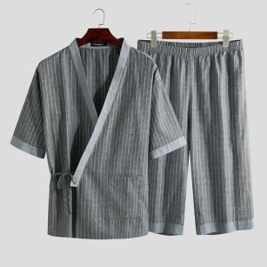 Pigiama estivo kimono grigio su una cintura alla moda