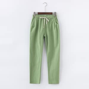 Pantaloni di cotone e lino verde chiaro appesi ad una gruccia