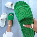 Pantofola di tendenza in peluche verde e bianco
