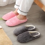 Pantofole invernali in peluche rosa e grigio alla moda