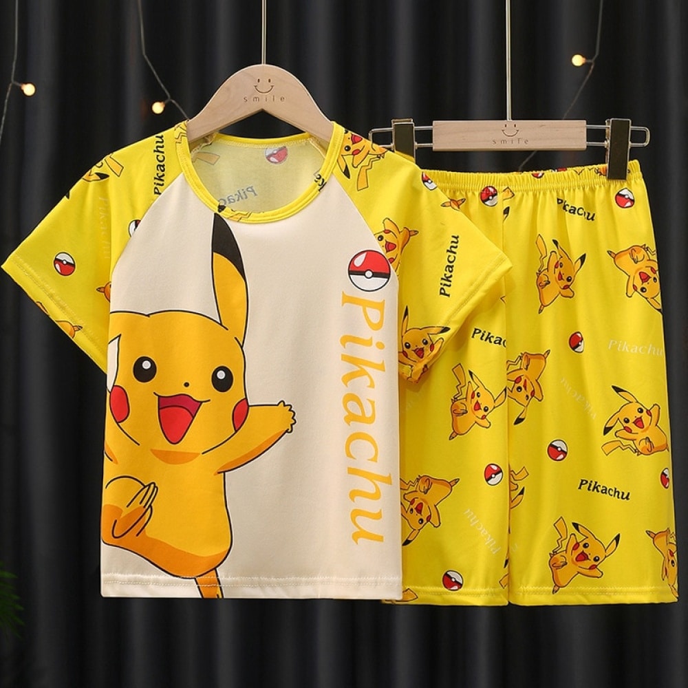 Pigiama estivo Pikachu per bambini giallo su una cintura in una casa