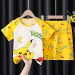 Pigiama estivo Pokémon Pikachu per bambini giallo su una cintura in una casa