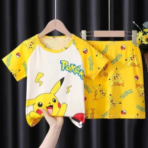 Pigiama estivo Pokémon Pikachu per bambini giallo su una cintura in una casa