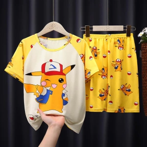 Pigiama estivo Pikachu per bambini che strizza l'occhio al cotone alla moda su una cintura in una casa