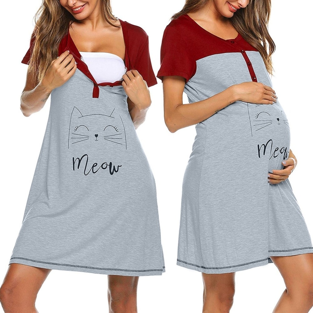 Camicia da notte in gravidanza con due ragazze incinte che indossano il pigiama e uno sfondo bianco