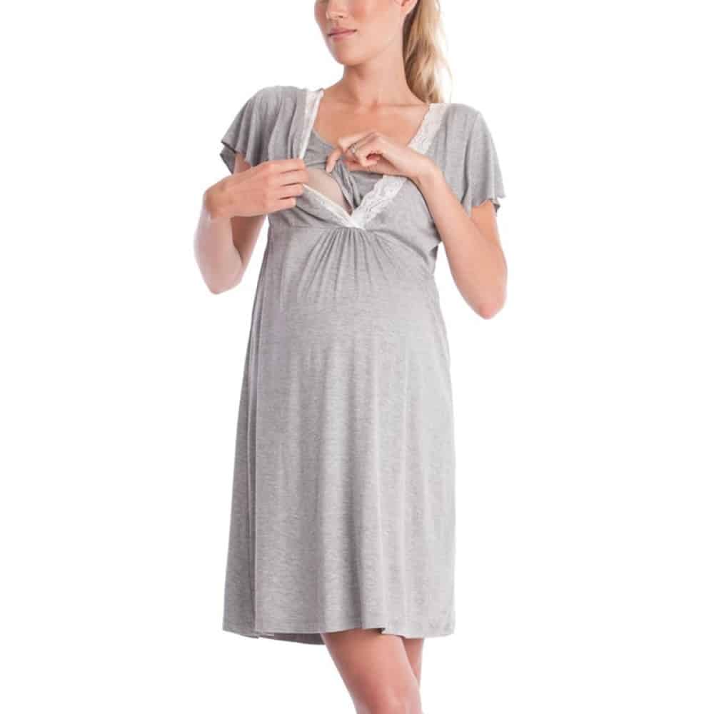 Camicia da notte grigia da donna incinta con una donna incinta che indossa la camicia e uno sfondo bianco