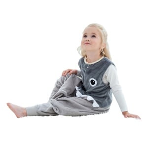 Morbida tutina animale per bambini in grigio con un piccolo che indossa la tutina e uno sfondo bianco