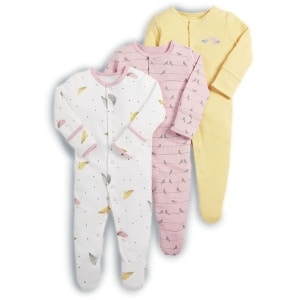 Costume da pigiama a 3 pezzi con stampa di piume e uccelli per il bambino con sfondo bianco