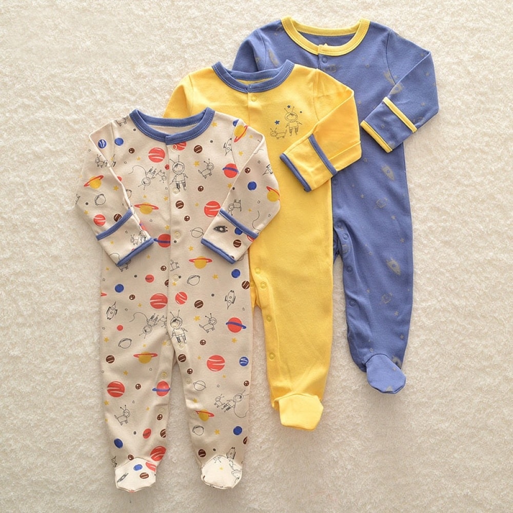 Costume da pigiama a 3 pezzi da astronauta e spaziale per bambino con sfondo beige