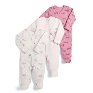 Completo pigiama per neonato a tre pezzi con disegno di coniglietto e fiocco e sfondo bianco
