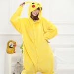 Tuta di Pikachu con una donna in pigiama e uno sfondo di camera da letto