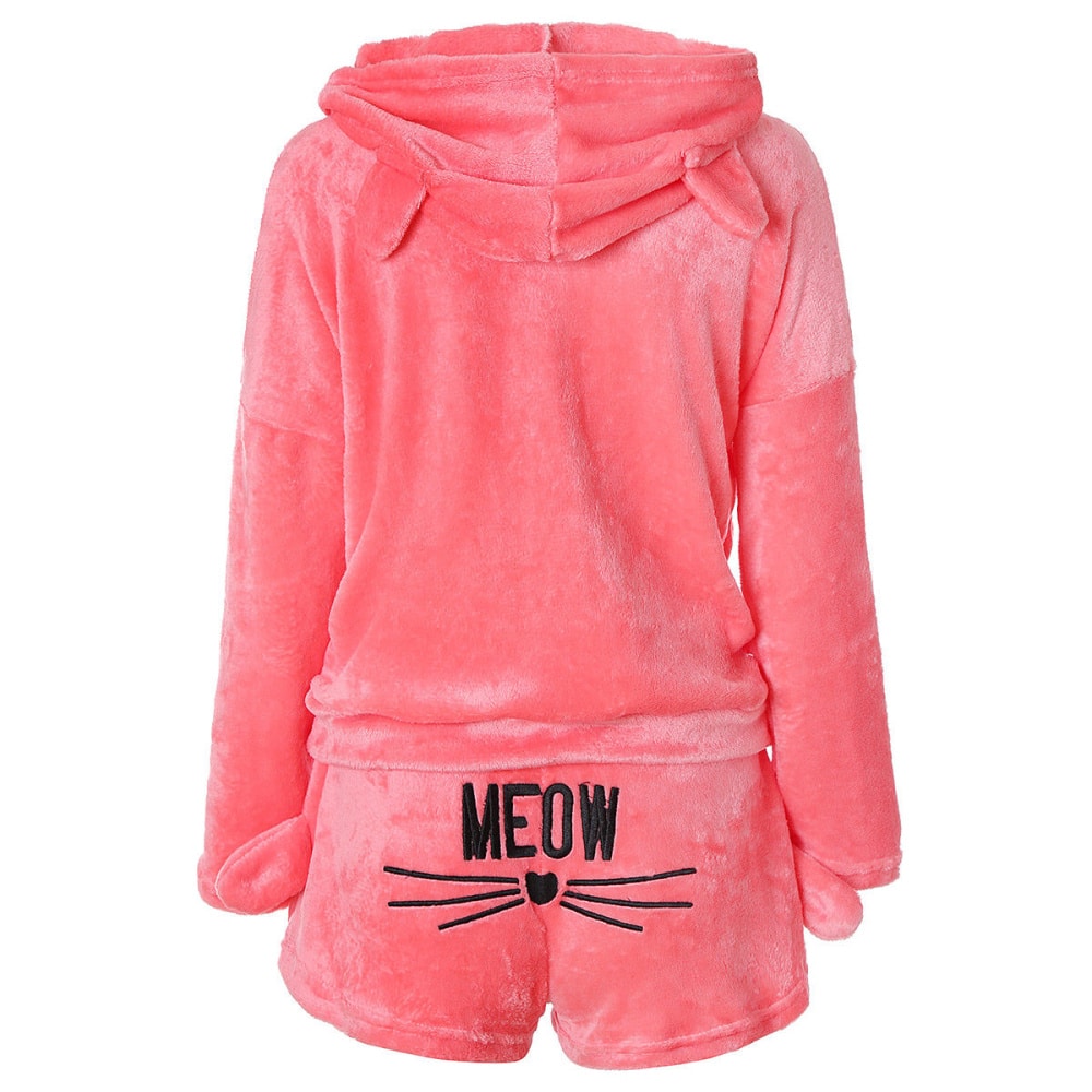 Pigiama in pile rosa con maniche lunghe. Il pigiama ha un cappuccio con orecchie di gatto. Sul retro dei pantaloncini c'è un motivo di baffi di gatto con la scritta MEOW.