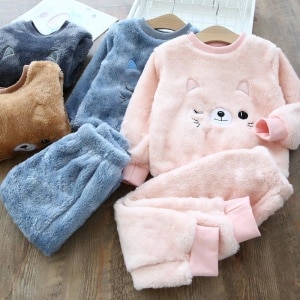 Morbido pigiama a forma di gatto in due colori, blu e rosa, e in due pezzi, un paio di pantaloni e un caldo top