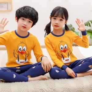 Pigiama primaverile con maglione giallo e pantaloni blu per bambini con due bambini che indossano il pigiama