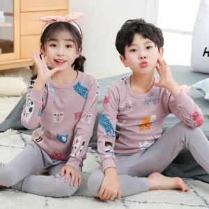 Pigiama primaverile con maglione rosa e pantaloni grigi per bambini con due bambini che indossano il pigiama