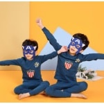 Pigiama primaverile blu a due pezzi per ragazzi con due bambini che indossano il pigiama con una maschera da supereroe