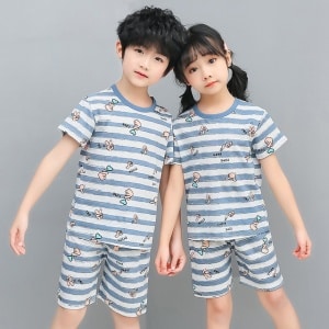 Pigiama bianco con strisce blu per bambini con due bambini, una bambina e un bambino che indossano il pigiama