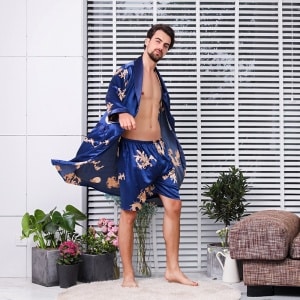 Pigiama kimono in due pezzi in raso con stampa di draghi, indossato da un uomo alla moda