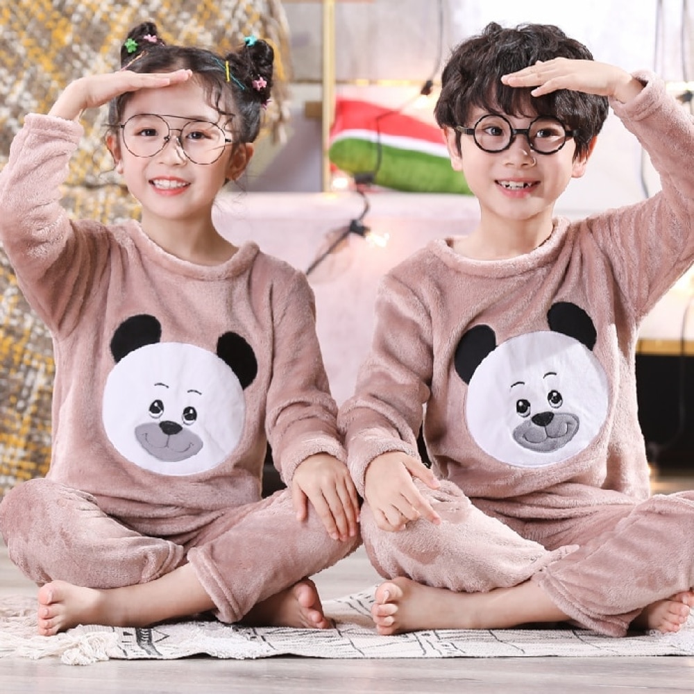 Pigiama di flanella a maniche lunghe con stampa panda per bambini, indossato da un bambino e una bambina seduti su un tappeto in una casa