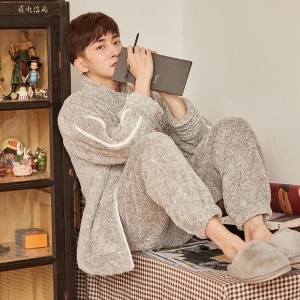 Caldo set di pigiami da uomo in grigio con un uomo che indossa il pigiama