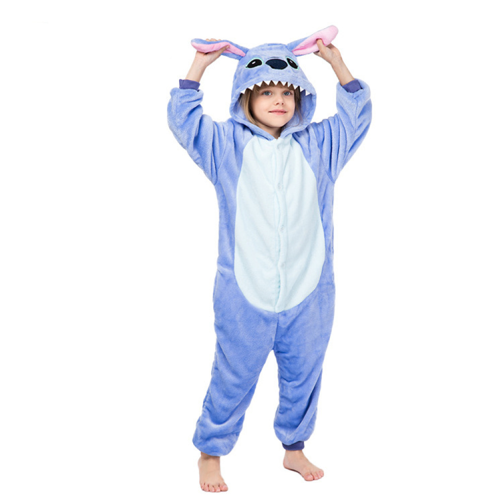 Il pigiama a punto indossato da un bambino che tiene le orecchie del cappuccio