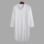 pigiama estivo da uomo camicia da notte a maniche lunghe, bianco, appeso a una gruccia e presentato su uno sfondo grigio