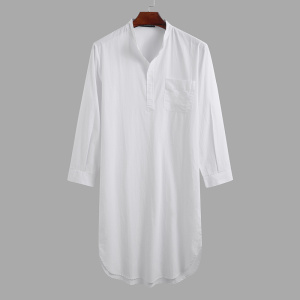 pigiama estivo da uomo camicia da notte a maniche lunghe, bianco, appeso a una gruccia e presentato su uno sfondo grigio