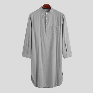 pigiama estivo da uomo camicia da notte a maniche lunghe, grigio, appeso a una gruccia e presentato su uno sfondo grigio